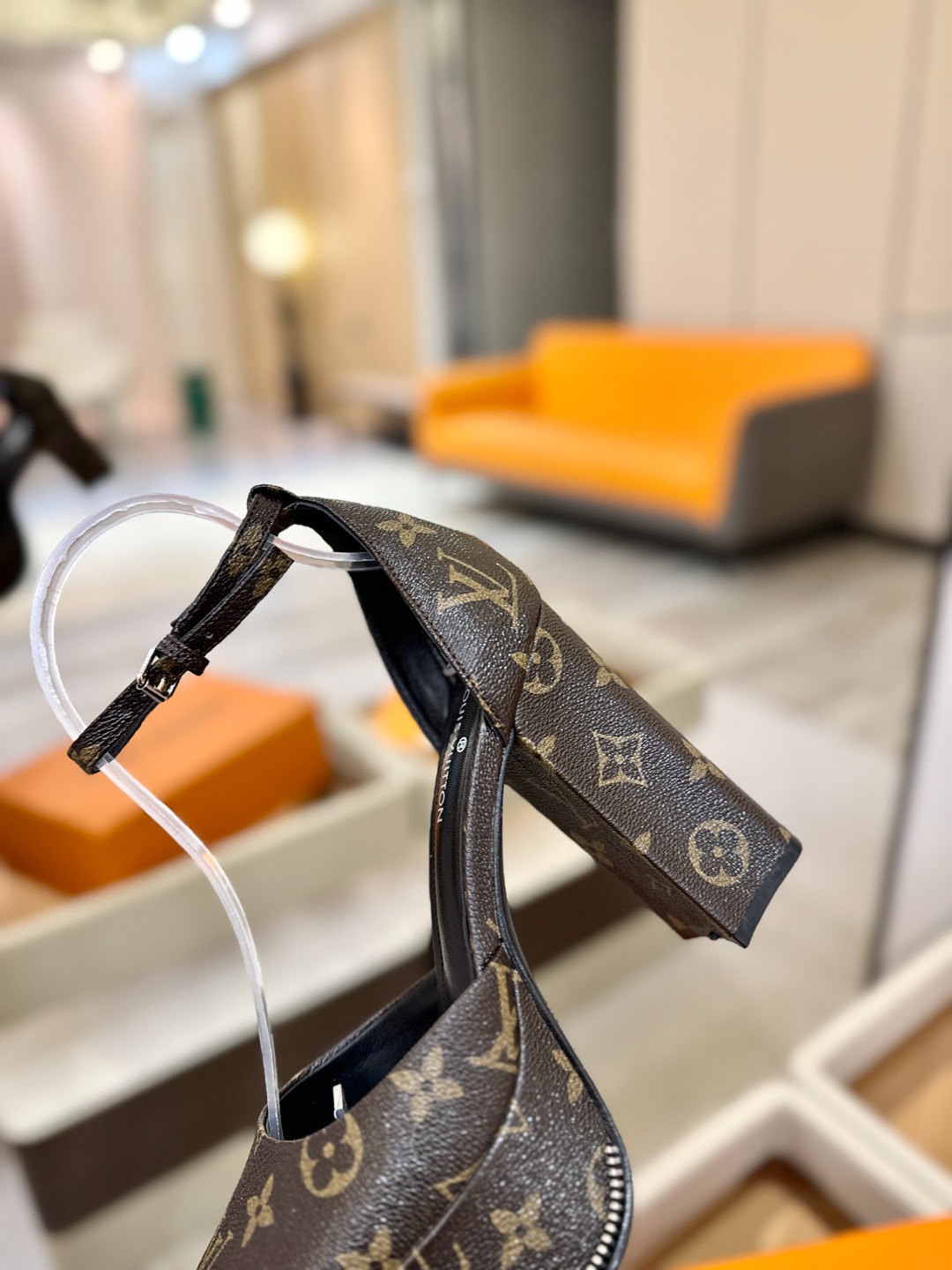 LOUIS VUITTON 💯💯💯 LV欧美风时尚凉鞋 🍋+🌿+=🥂路易威登传统硬箱的精巧标准品牌扣💖你