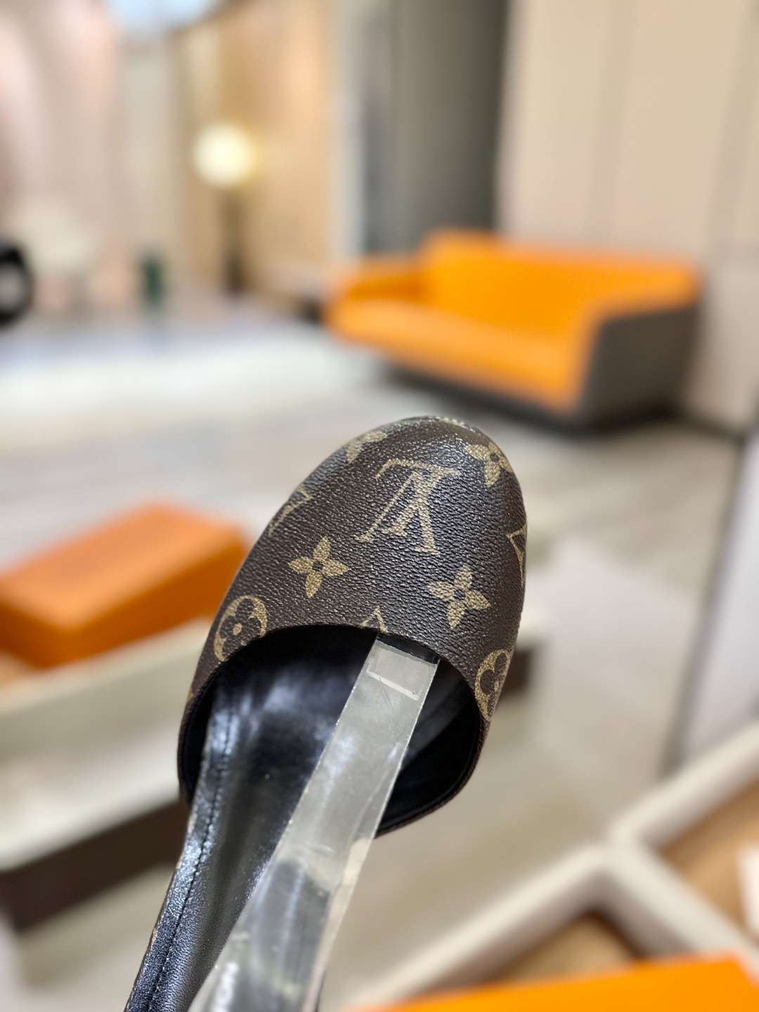 LOUIS VUITTON 💯💯💯 LV欧美风时尚凉鞋 🍋+🌿+=🥂路易威登传统硬箱的精巧标准品牌扣💖你