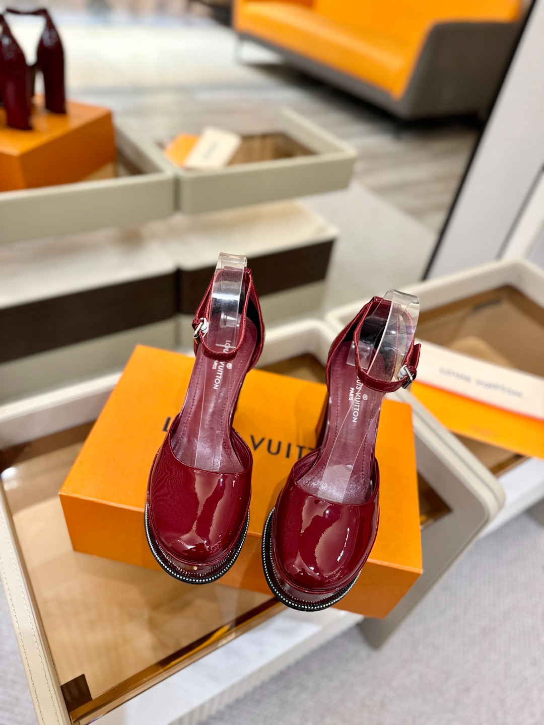 LOUIS VUITTON 💯💯💯 LV欧美风时尚凉鞋 🍋+🌿+=🥂路易威登传统硬箱的精巧标准品牌扣💖你