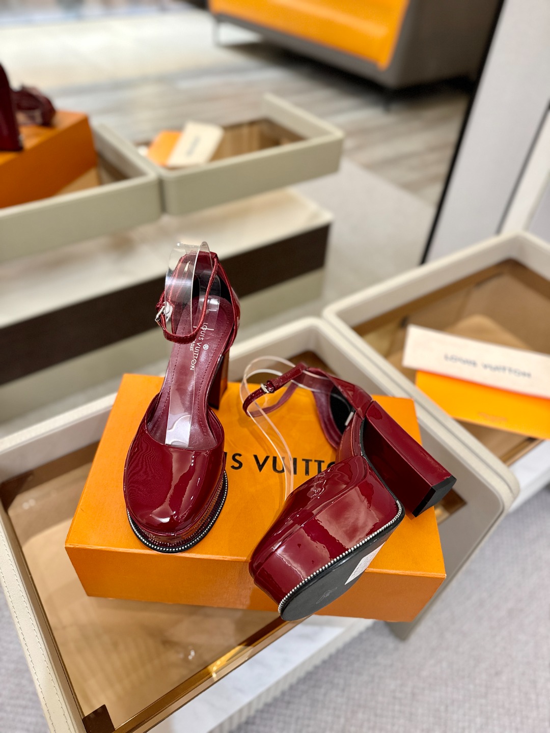 LOUIS VUITTON 💯💯💯 LV欧美风时尚凉鞋 🍋+🌿+=🥂路易威登传统硬箱的精巧标准品牌扣💖你