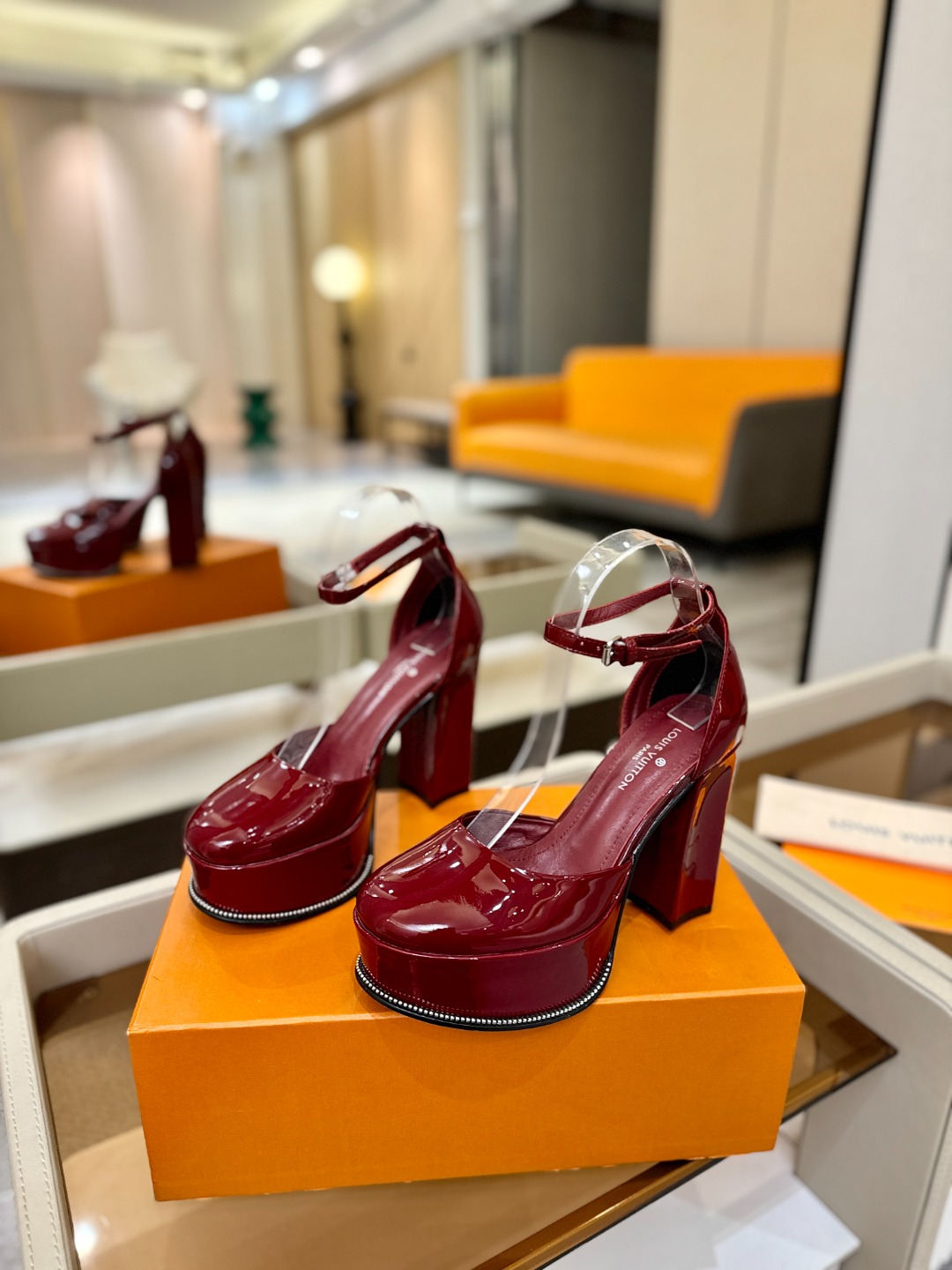 LOUIS VUITTON 💯💯💯 LV欧美风时尚凉鞋 🍋+🌿+=🥂路易威登传统硬箱的精巧标准品牌扣💖你