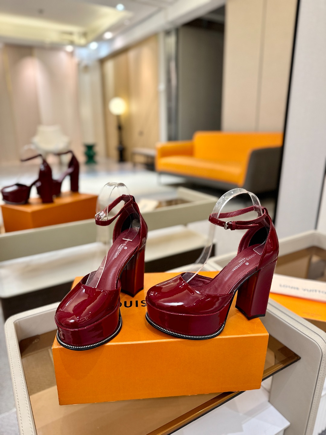 LOUIS VUITTON 💯💯💯 LV欧美风时尚凉鞋 🍋+🌿+=🥂路易威登传统硬箱的精巧标准品牌扣💖你