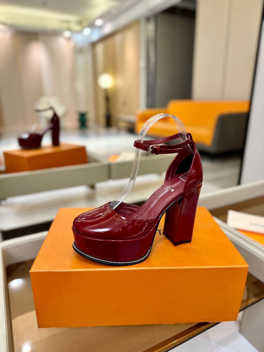 LOUIS VUITTON 💯💯💯 LV欧美风时尚凉鞋 🍋+🌿+=🥂路易威登传统硬箱的精巧标准品牌扣💖你