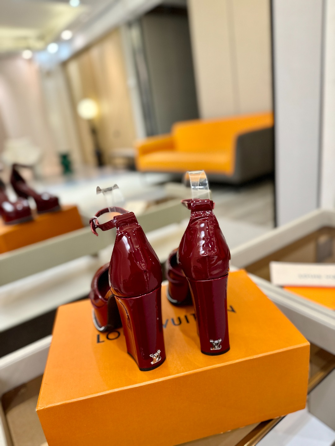 LOUIS VUITTON 💯💯💯 LV欧美风时尚凉鞋 🍋+🌿+=🥂路易威登传统硬箱的精巧标准品牌扣💖你