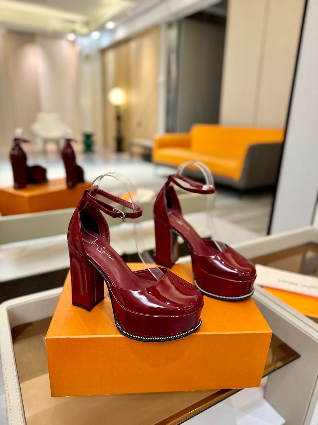 LOUIS VUITTON 💯💯💯 LV欧美风时尚凉鞋 🍋+🌿+=🥂路易威登传统硬箱的精巧标准品牌扣💖你