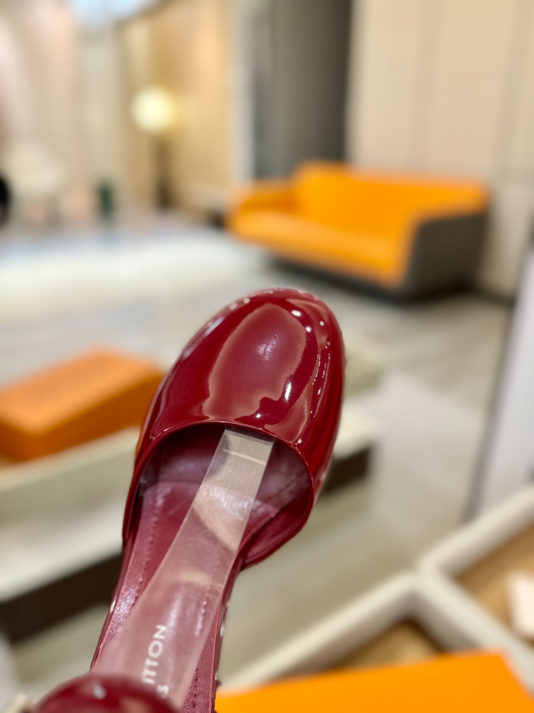 LOUIS VUITTON 💯💯💯 LV欧美风时尚凉鞋 🍋+🌿+=🥂路易威登传统硬箱的精巧标准品牌扣💖你