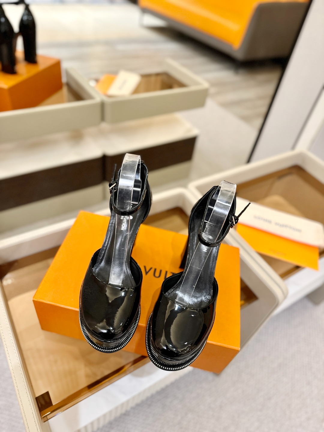 LOUIS VUITTON 💯💯💯 LV欧美风时尚凉鞋 🍋+🌿+=🥂路易威登传统硬箱的精巧标准品牌扣💖你