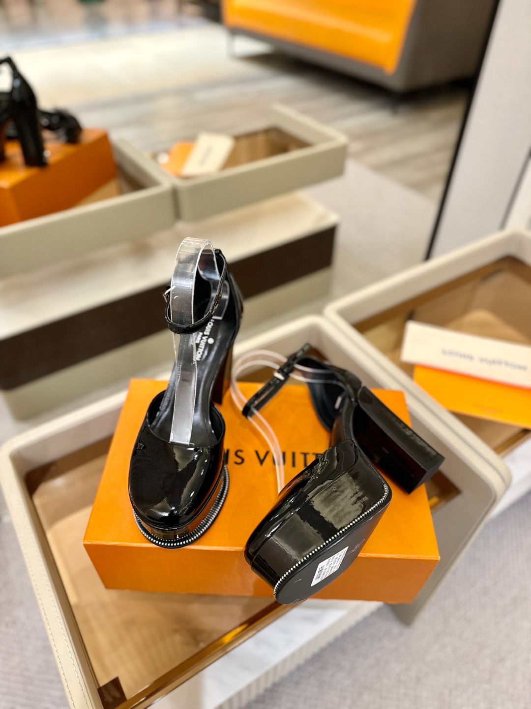 LOUIS VUITTON 💯💯💯 LV欧美风时尚凉鞋 🍋+🌿+=🥂路易威登传统硬箱的精巧标准品牌扣💖你