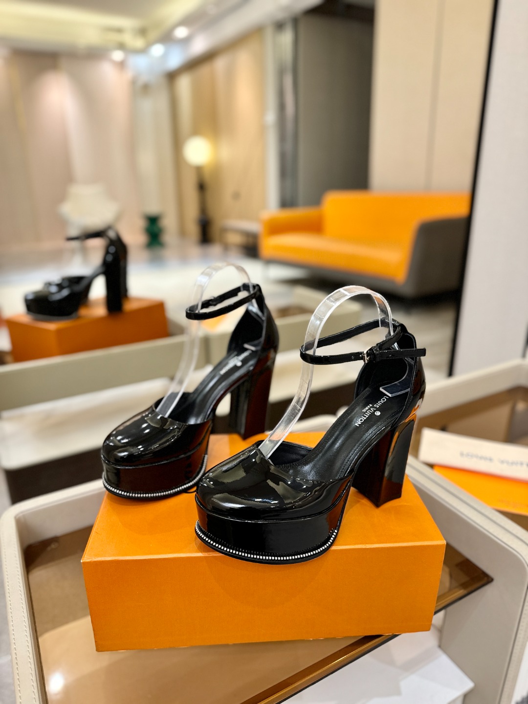 LOUIS VUITTON 💯💯💯 LV欧美风时尚凉鞋 🍋+🌿+=🥂路易威登传统硬箱的精巧标准品牌扣💖你