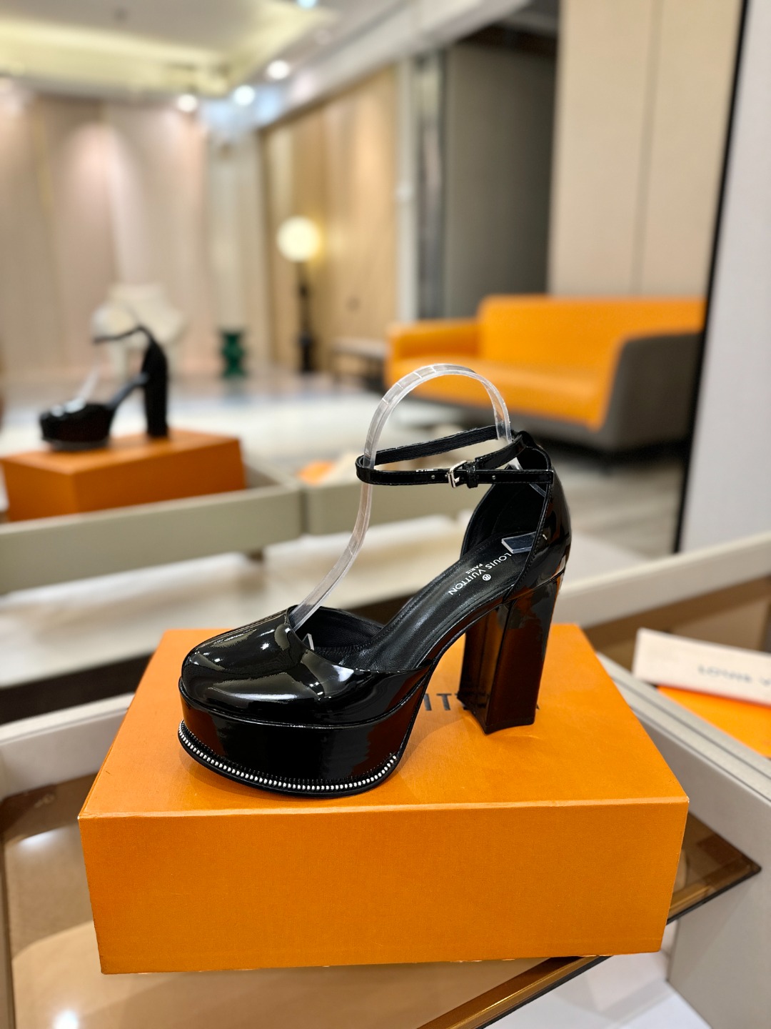 LOUIS VUITTON 💯💯💯 LV欧美风时尚凉鞋 🍋+🌿+=🥂路易威登传统硬箱的精巧标准品牌扣💖你