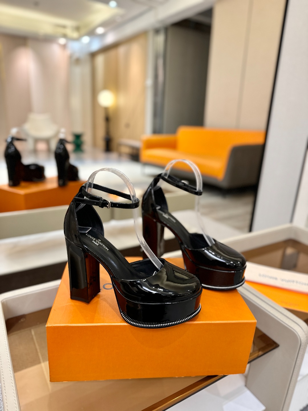 LOUIS VUITTON 💯💯💯 LV欧美风时尚凉鞋 🍋+🌿+=🥂路易威登传统硬箱的精巧标准品牌扣💖你