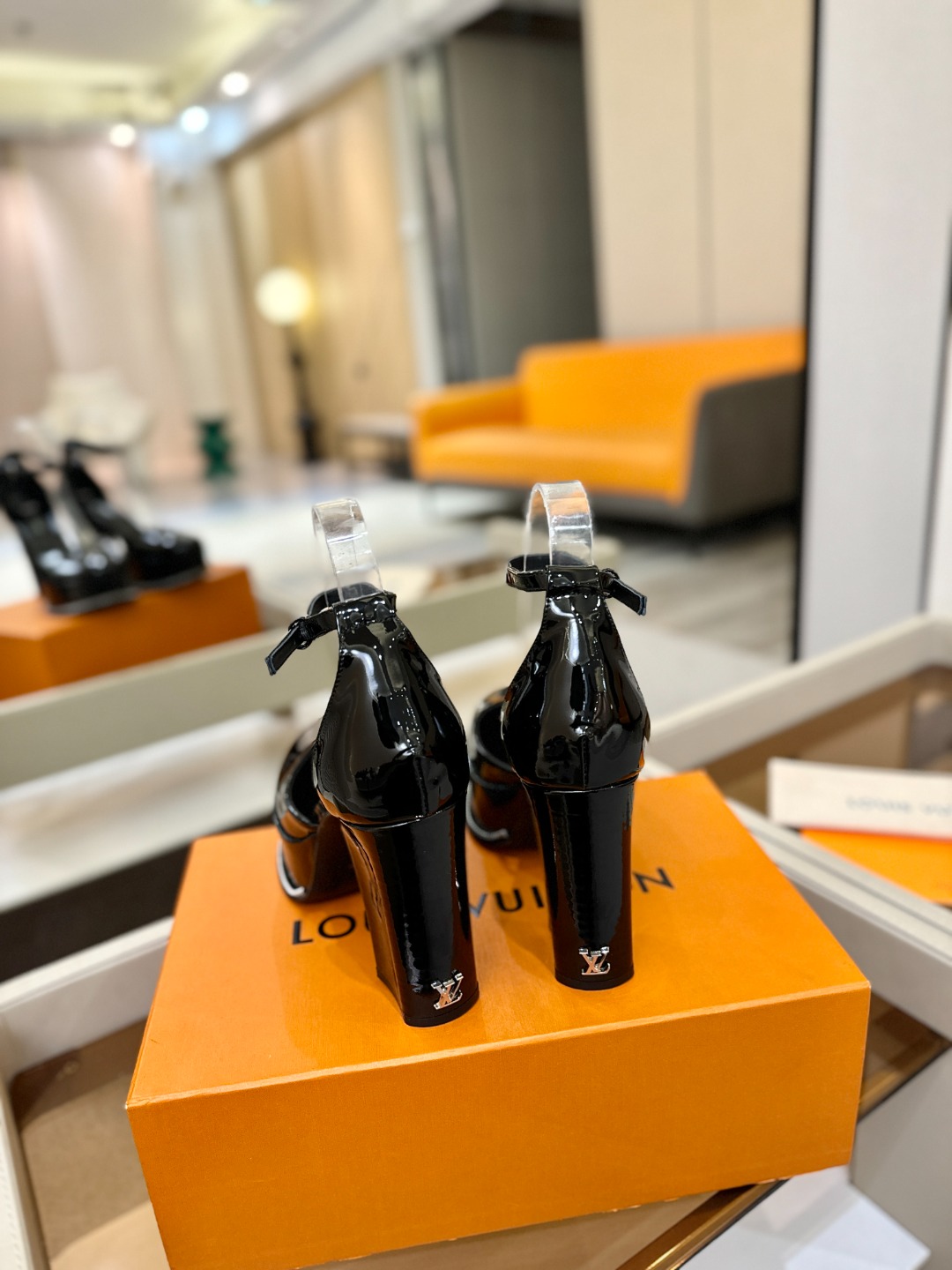 LOUIS VUITTON 💯💯💯 LV欧美风时尚凉鞋 🍋+🌿+=🥂路易威登传统硬箱的精巧标准品牌扣💖你