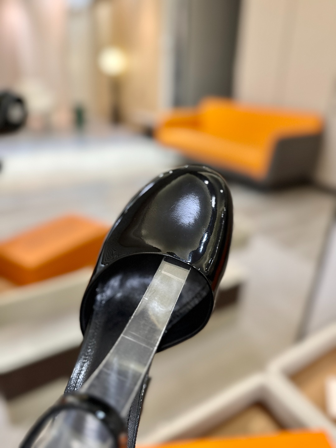 LOUIS VUITTON 💯💯💯 LV欧美风时尚凉鞋 🍋+🌿+=🥂路易威登传统硬箱的精巧标准品牌扣💖你