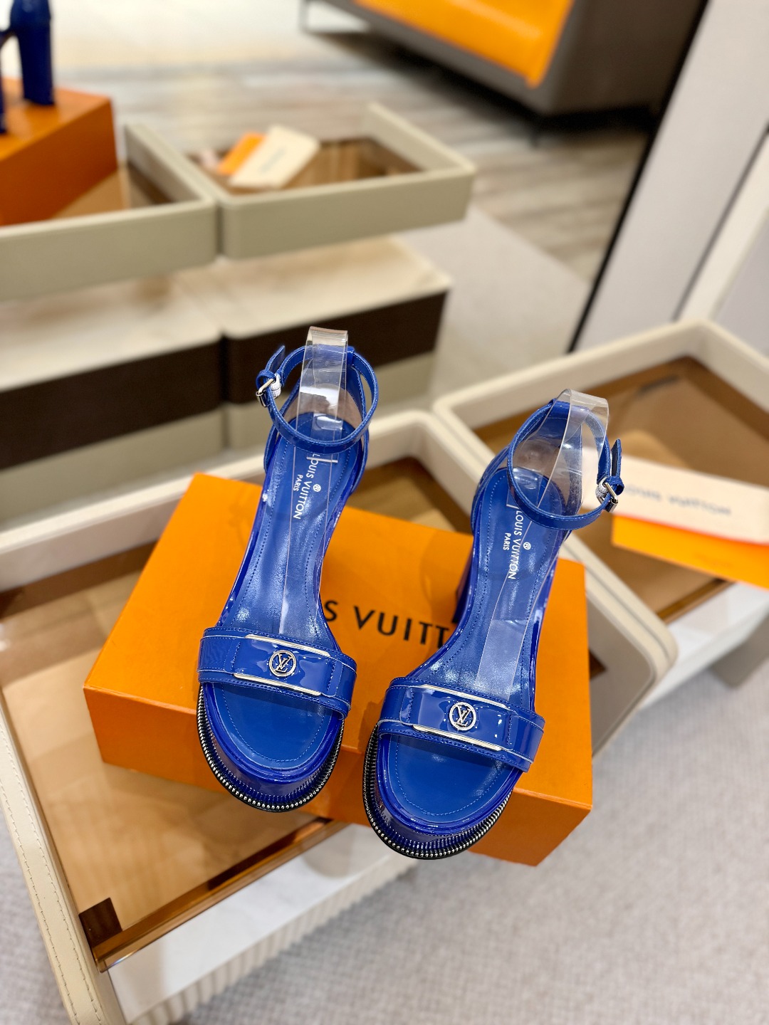 LOUIS VUITTON 💯💯💯 LV欧美风时尚凉鞋 🍋+🌿+=🥂路易威登传统硬箱的精巧标准品牌扣💖你