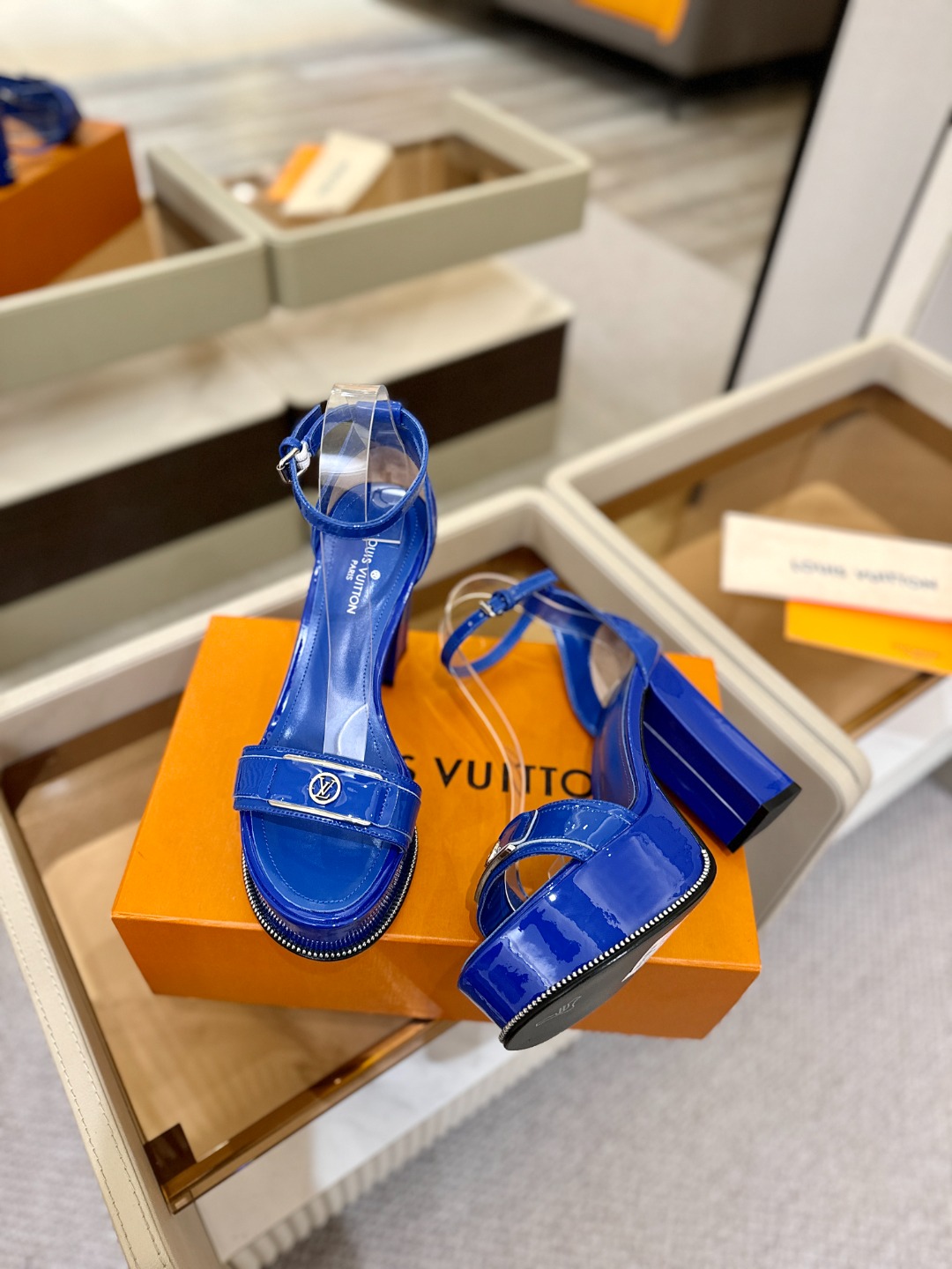 LOUIS VUITTON 💯💯💯 LV欧美风时尚凉鞋 🍋+🌿+=🥂路易威登传统硬箱的精巧标准品牌扣💖你