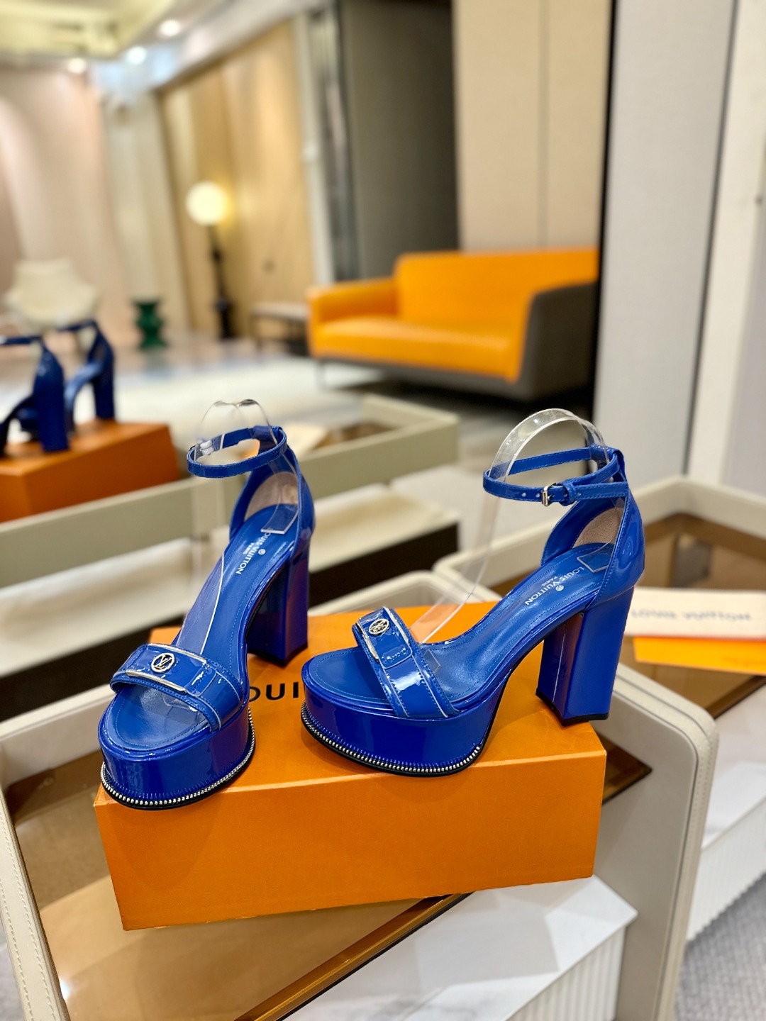 LOUIS VUITTON 💯💯💯 LV欧美风时尚凉鞋 🍋+🌿+=🥂路易威登传统硬箱的精巧标准品牌扣💖你