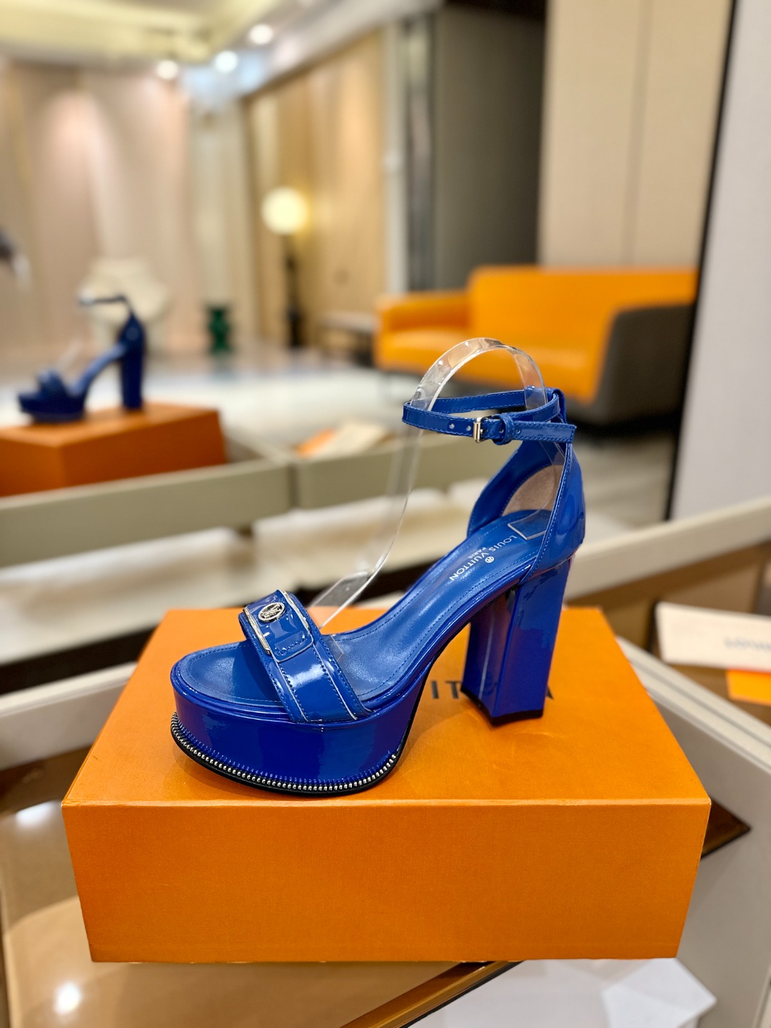 LOUIS VUITTON 💯💯💯 LV欧美风时尚凉鞋 🍋+🌿+=🥂路易威登传统硬箱的精巧标准品牌扣💖你