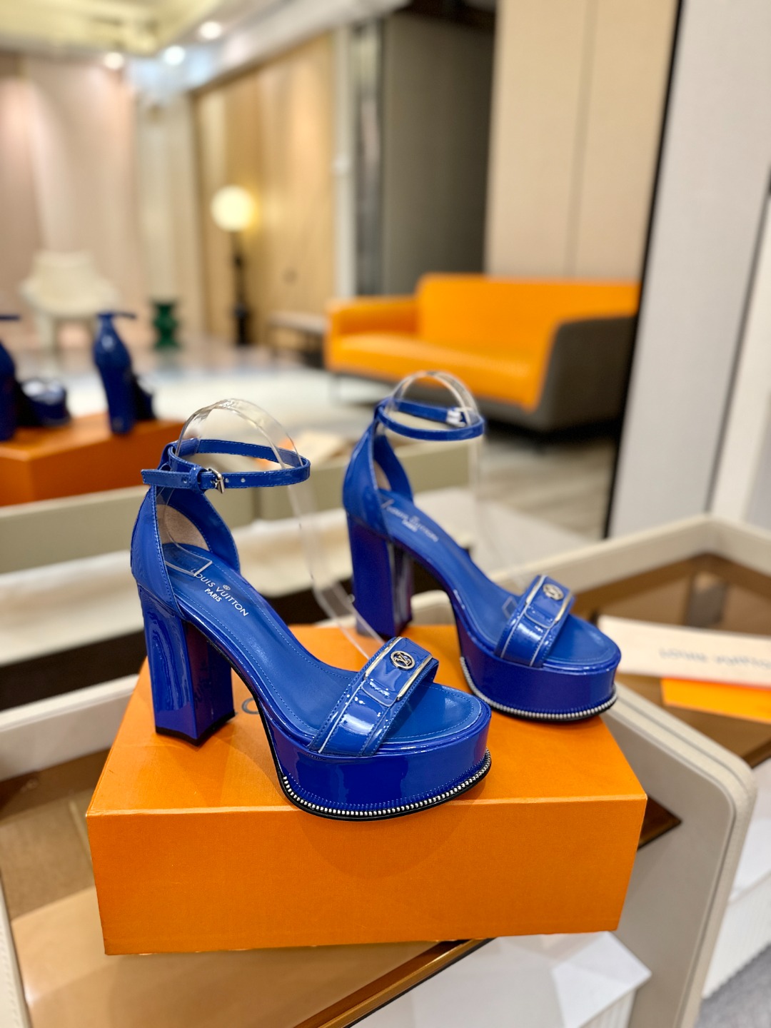 LOUIS VUITTON 💯💯💯 LV欧美风时尚凉鞋 🍋+🌿+=🥂路易威登传统硬箱的精巧标准品牌扣💖你