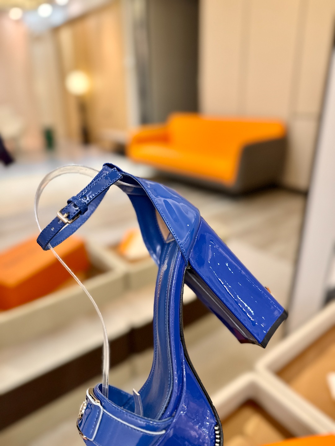 LOUIS VUITTON 💯💯💯 LV欧美风时尚凉鞋 🍋+🌿+=🥂路易威登传统硬箱的精巧标准品牌扣💖你