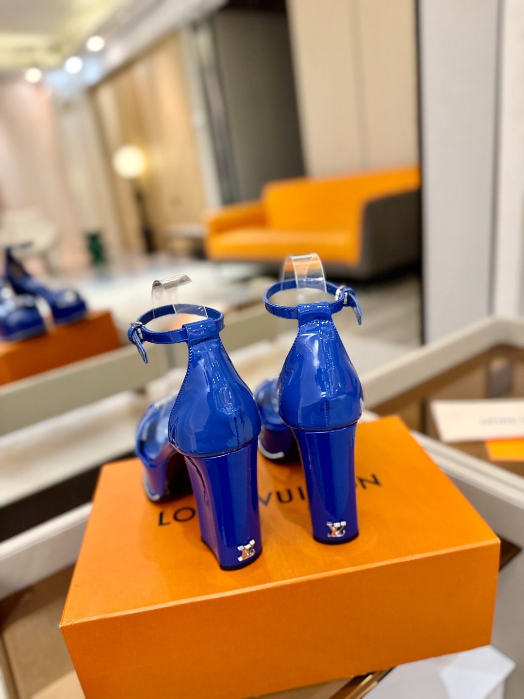 LOUIS VUITTON 💯💯💯 LV欧美风时尚凉鞋 🍋+🌿+=🥂路易威登传统硬箱的精巧标准品牌扣💖你