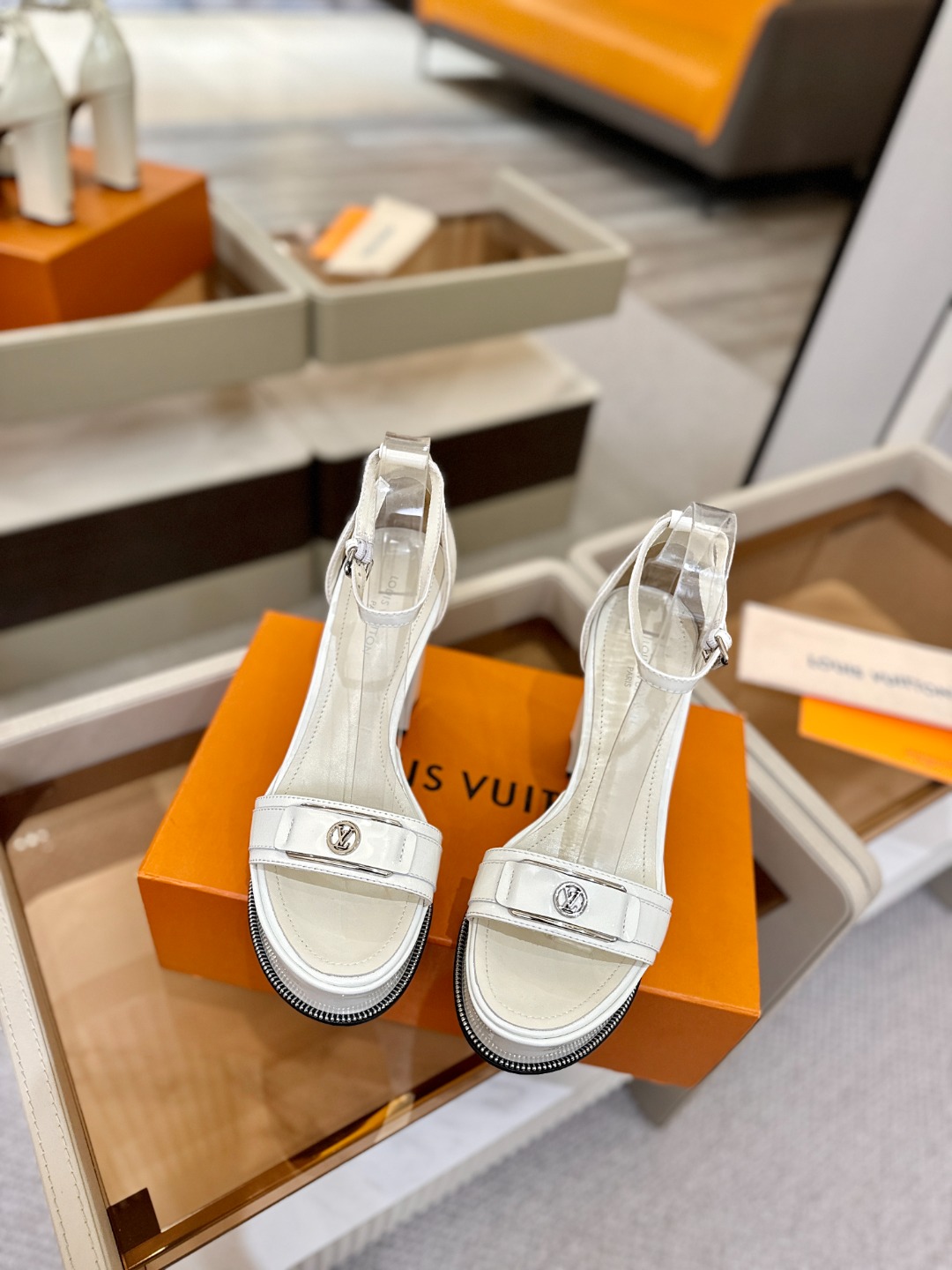 LOUIS VUITTON 💯💯💯 LV欧美风时尚凉鞋 🍋+🌿+=🥂路易威登传统硬箱的精巧标准品牌扣💖你