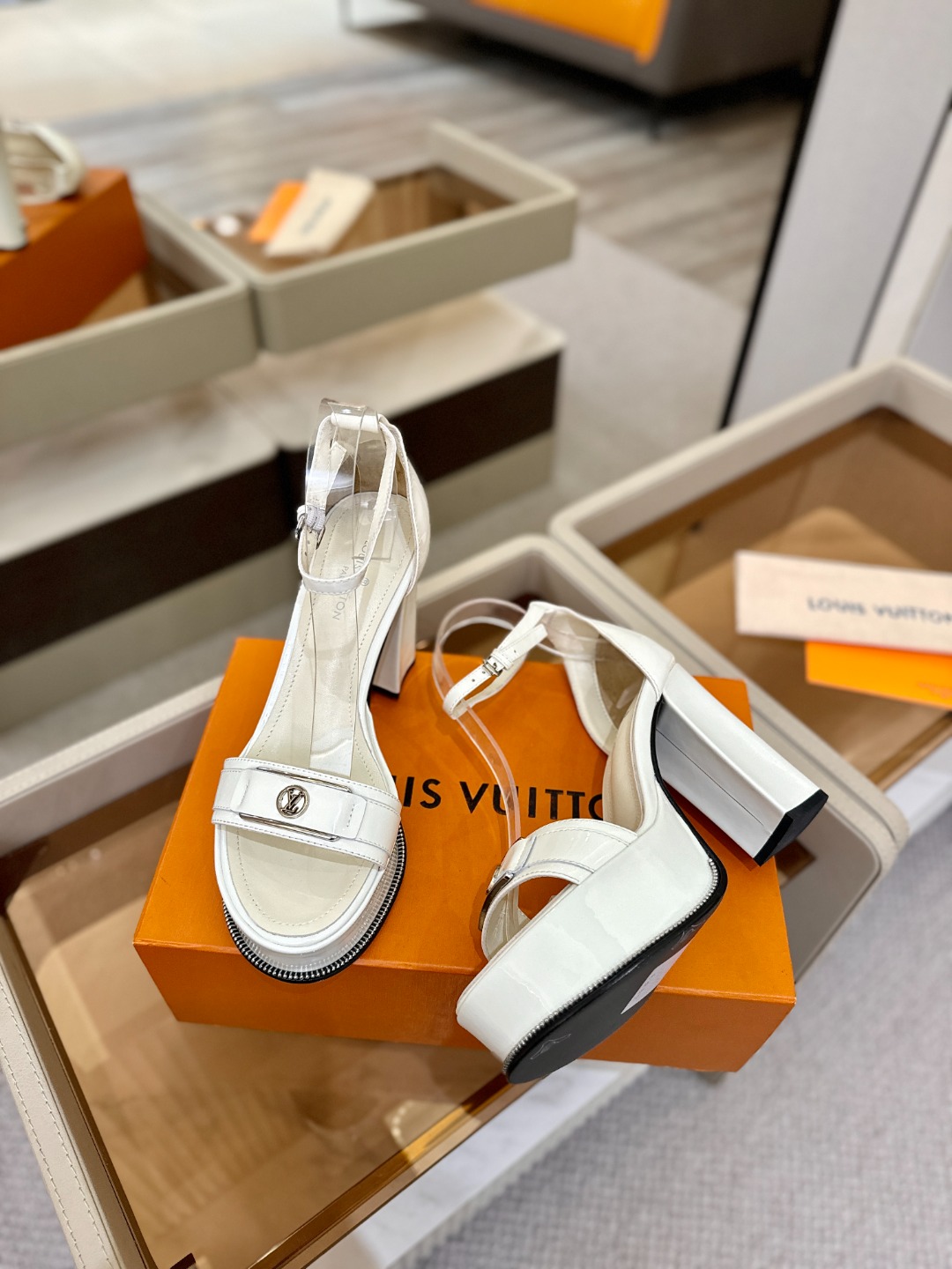 LOUIS VUITTON 💯💯💯 LV欧美风时尚凉鞋 🍋+🌿+=🥂路易威登传统硬箱的精巧标准品牌扣💖你