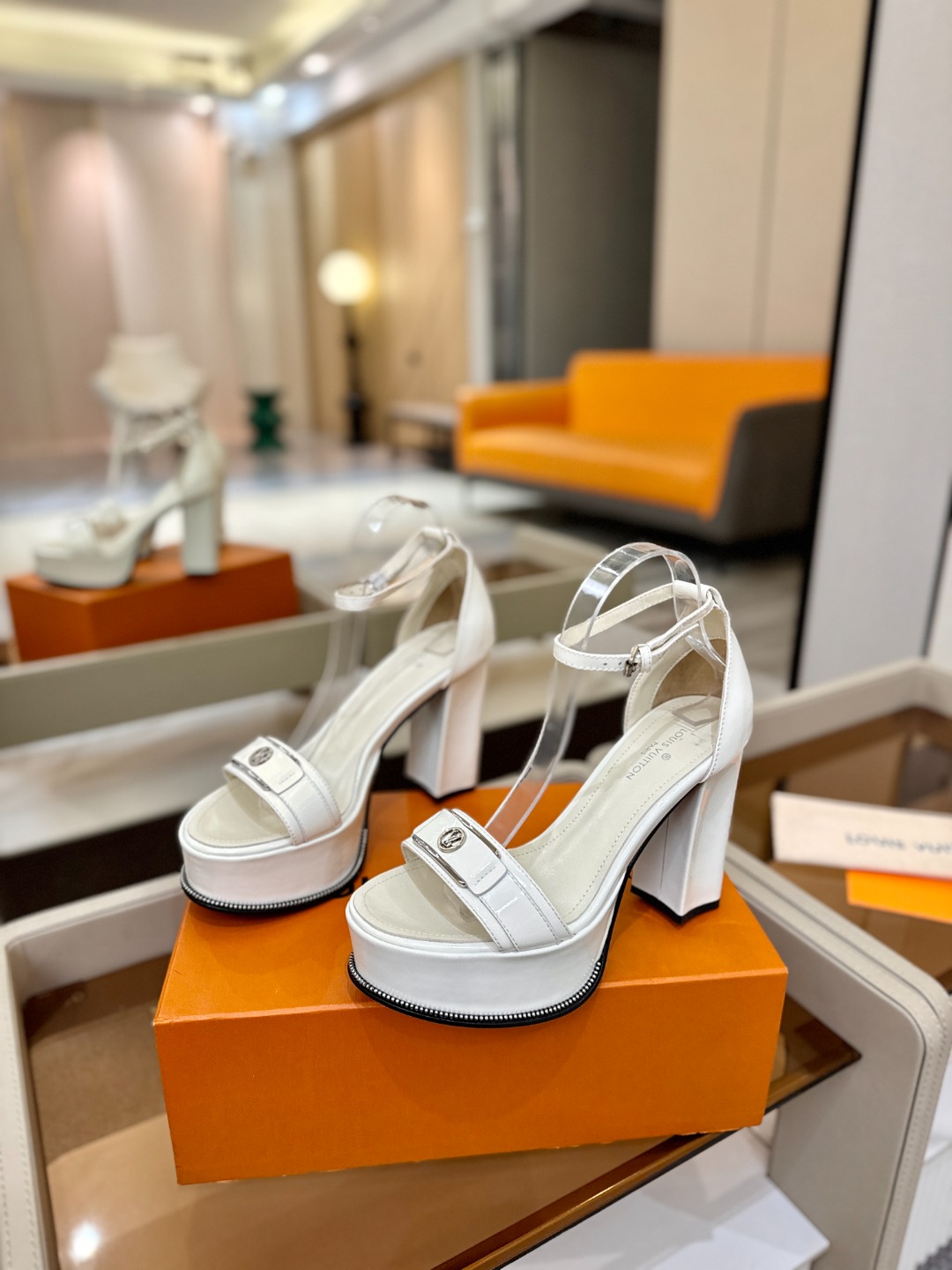 LOUIS VUITTON 💯💯💯 LV欧美风时尚凉鞋 🍋+🌿+=🥂路易威登传统硬箱的精巧标准品牌扣💖你