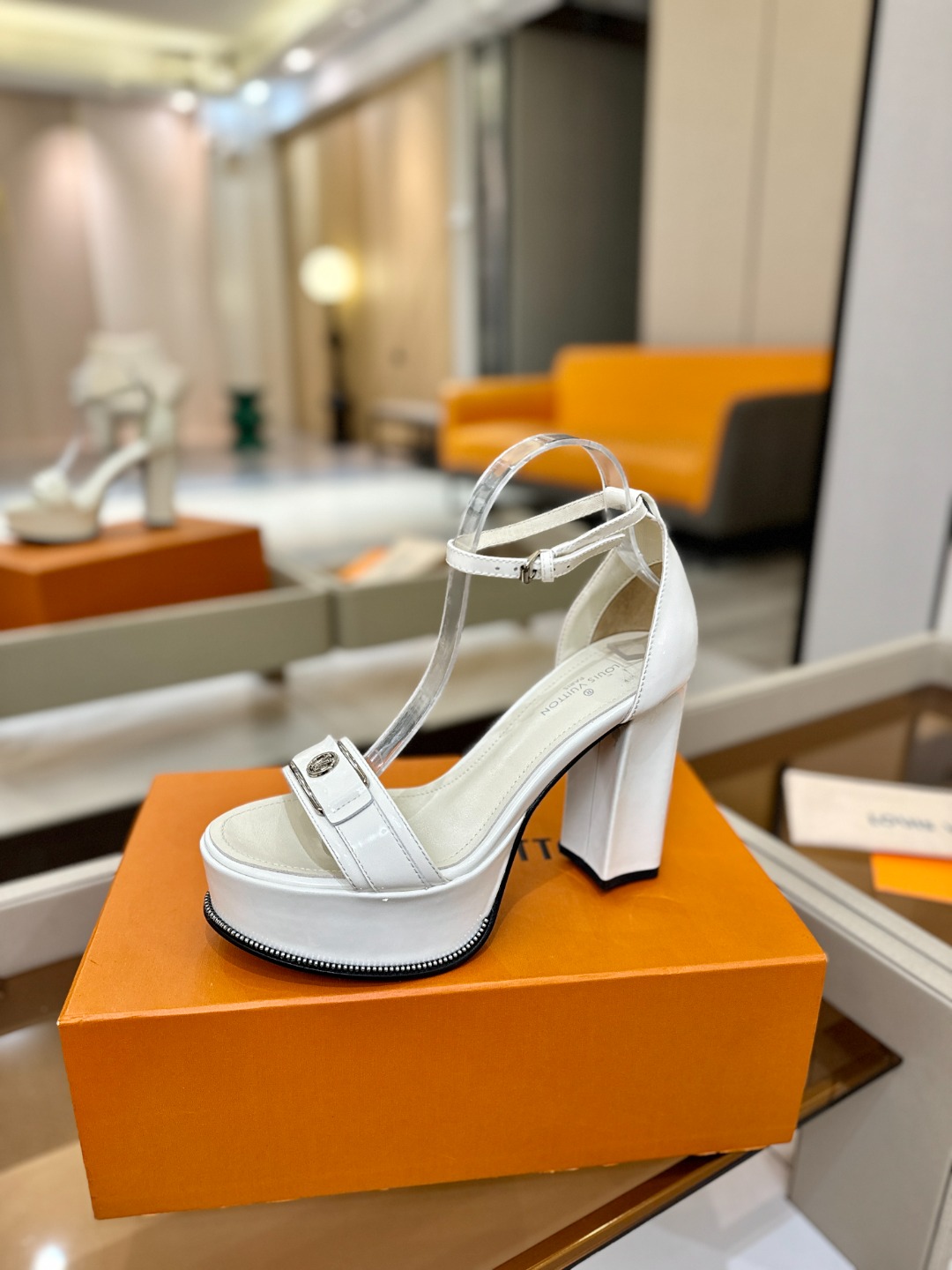 LOUIS VUITTON 💯💯💯 LV欧美风时尚凉鞋 🍋+🌿+=🥂路易威登传统硬箱的精巧标准品牌扣💖你