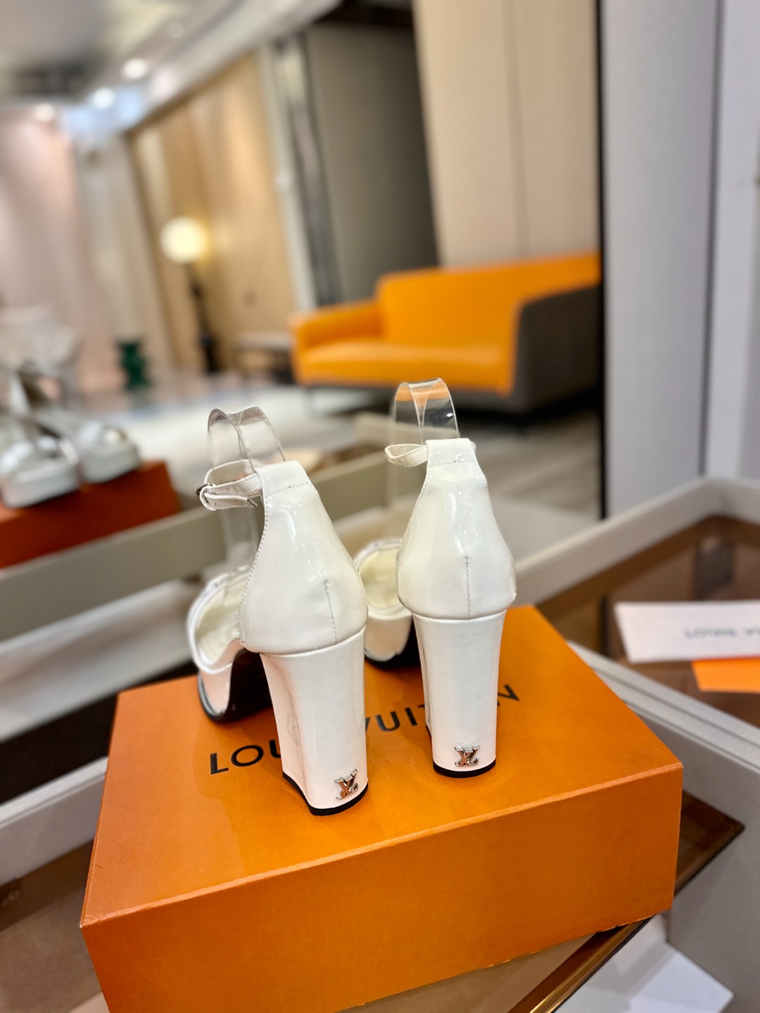 LOUIS VUITTON 💯💯💯 LV欧美风时尚凉鞋 🍋+🌿+=🥂路易威登传统硬箱的精巧标准品牌扣💖你