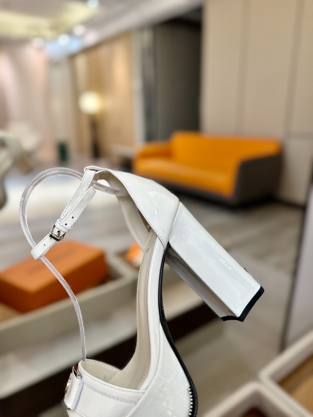 LOUIS VUITTON 💯💯💯 LV欧美风时尚凉鞋 🍋+🌿+=🥂路易威登传统硬箱的精巧标准品牌扣💖你