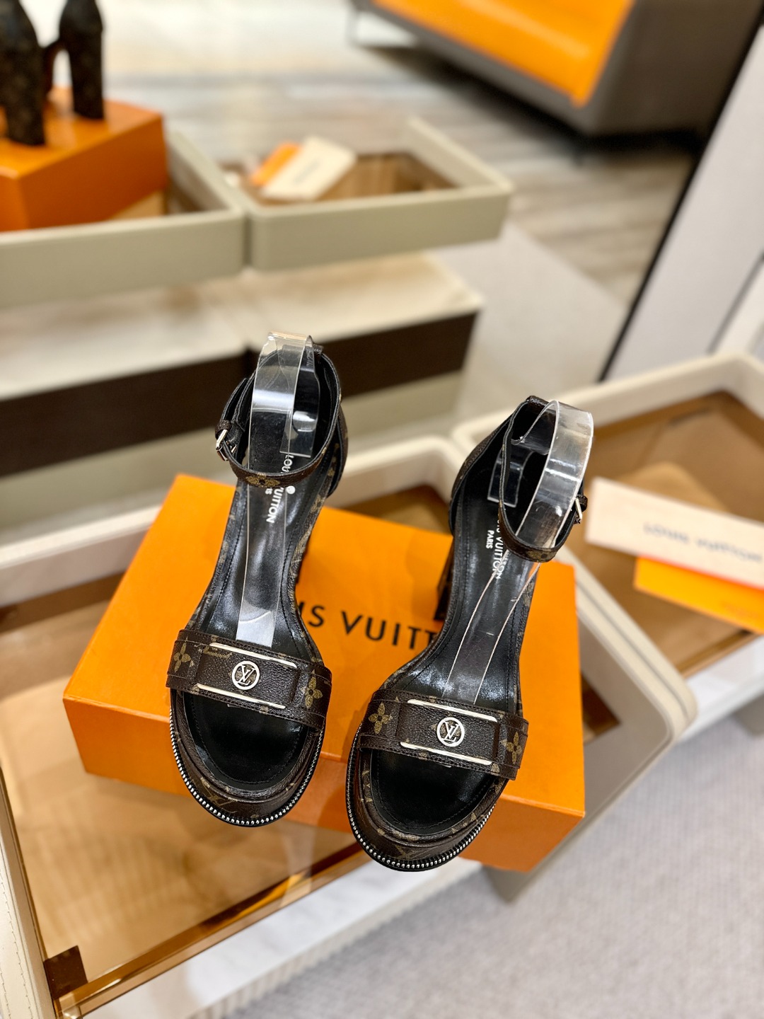 LOUIS VUITTON 💯💯💯 LV欧美风时尚凉鞋 🍋+🌿+=🥂路易威登传统硬箱的精巧标准品牌扣💖你
