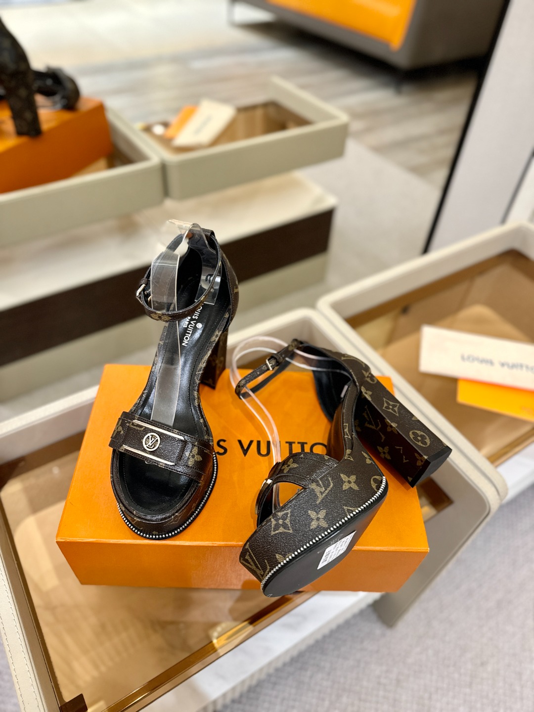 LOUIS VUITTON 💯💯💯 LV欧美风时尚凉鞋 🍋+🌿+=🥂路易威登传统硬箱的精巧标准品牌扣💖你