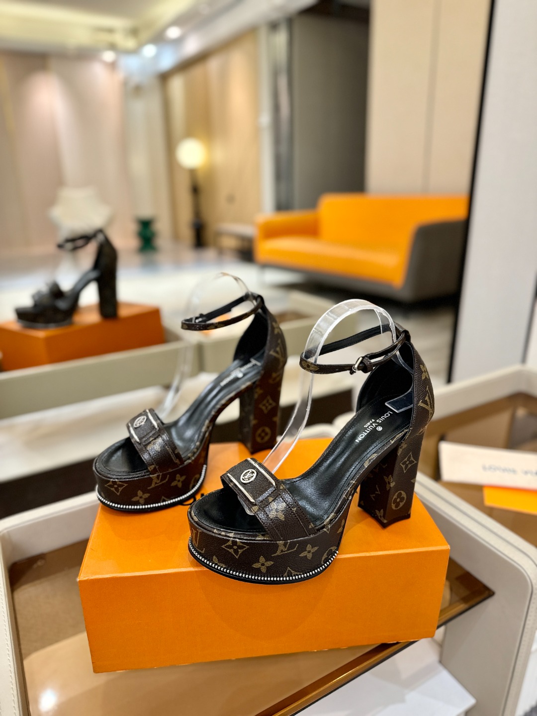 LOUIS VUITTON 💯💯💯 LV欧美风时尚凉鞋 🍋+🌿+=🥂路易威登传统硬箱的精巧标准品牌扣💖你