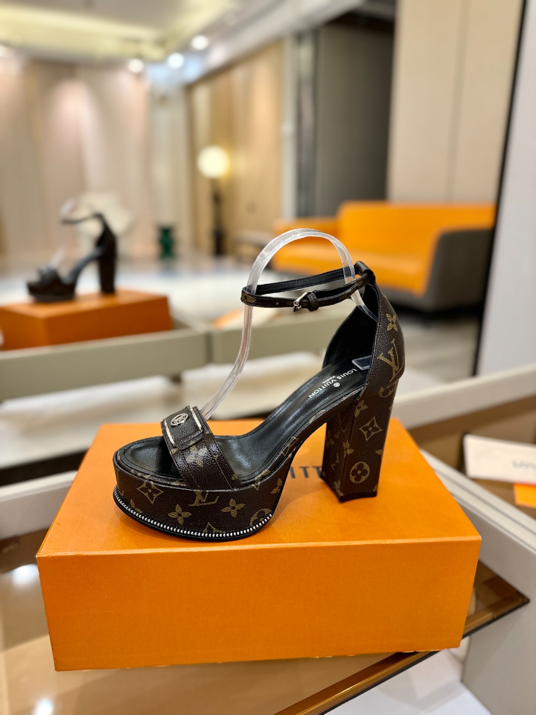 LOUIS VUITTON 💯💯💯 LV欧美风时尚凉鞋 🍋+🌿+=🥂路易威登传统硬箱的精巧标准品牌扣💖你