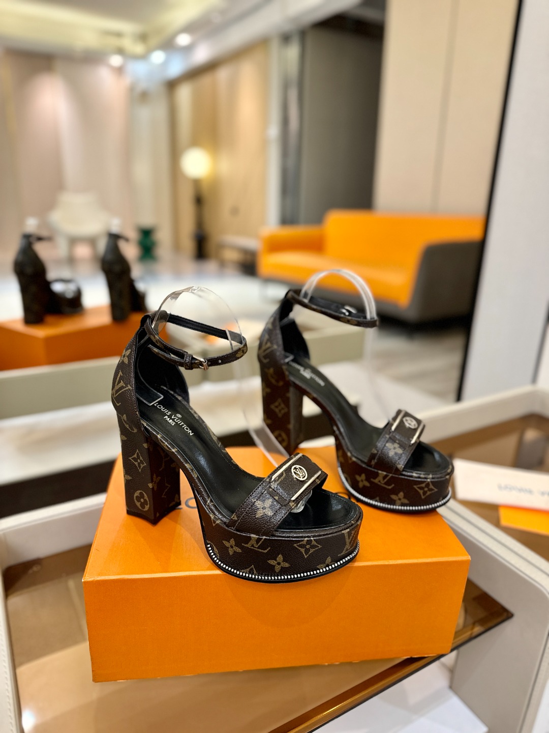 LOUIS VUITTON 💯💯💯 LV欧美风时尚凉鞋 🍋+🌿+=🥂路易威登传统硬箱的精巧标准品牌扣💖你