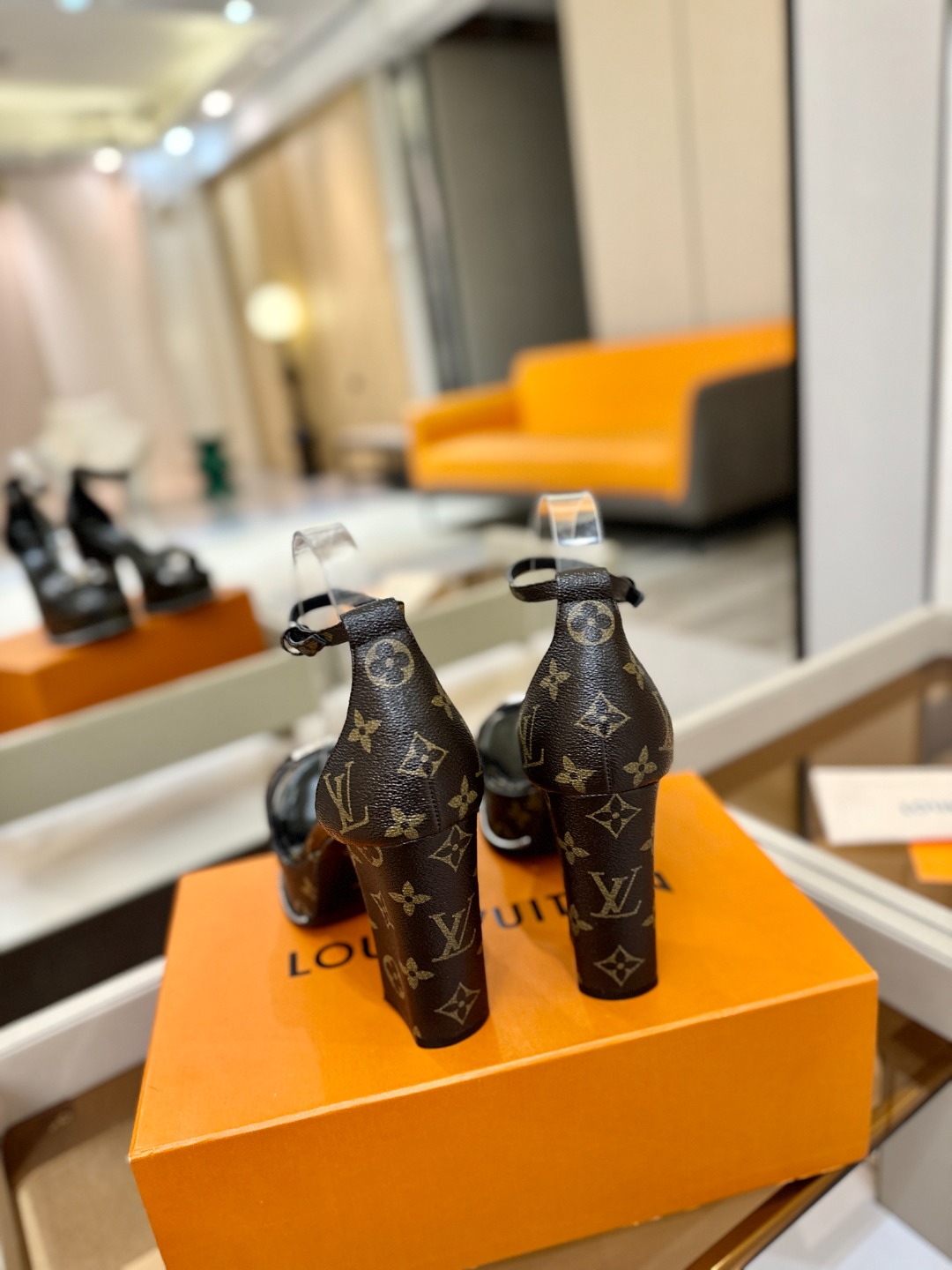 LOUIS VUITTON 💯💯💯 LV欧美风时尚凉鞋 🍋+🌿+=🥂路易威登传统硬箱的精巧标准品牌扣💖你