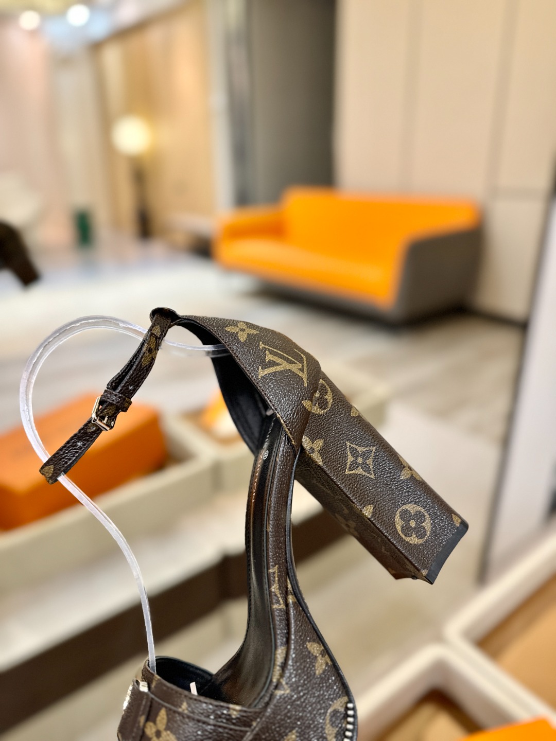 LOUIS VUITTON 💯💯💯 LV欧美风时尚凉鞋 🍋+🌿+=🥂路易威登传统硬箱的精巧标准品牌扣💖你