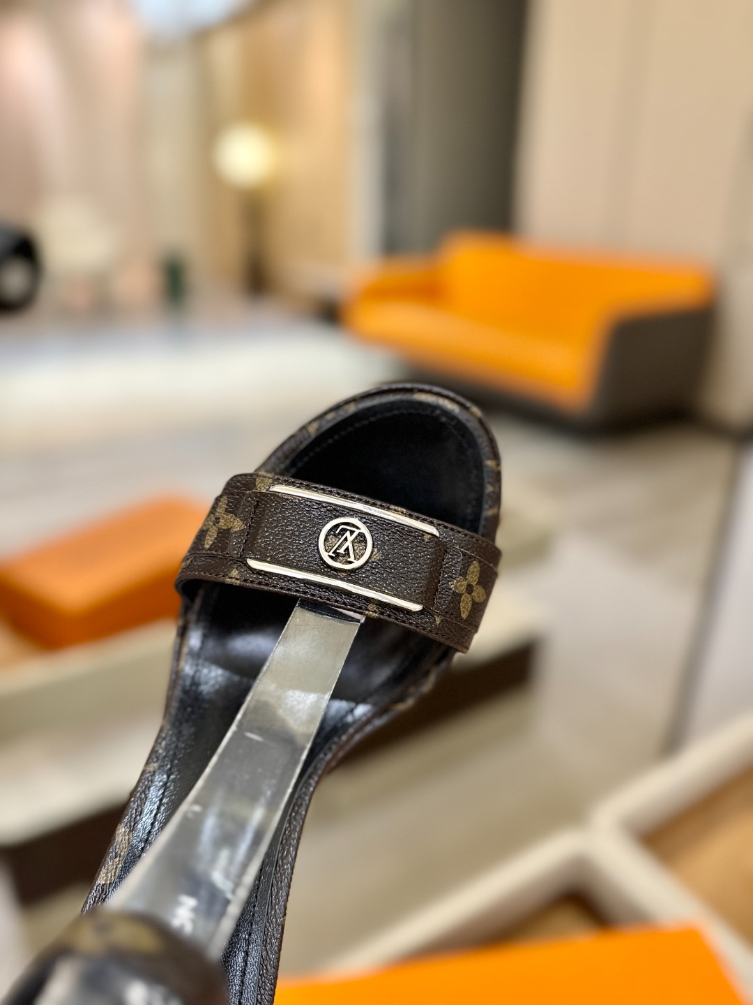 LOUIS VUITTON 💯💯💯 LV欧美风时尚凉鞋 🍋+🌿+=🥂路易威登传统硬箱的精巧标准品牌扣💖你