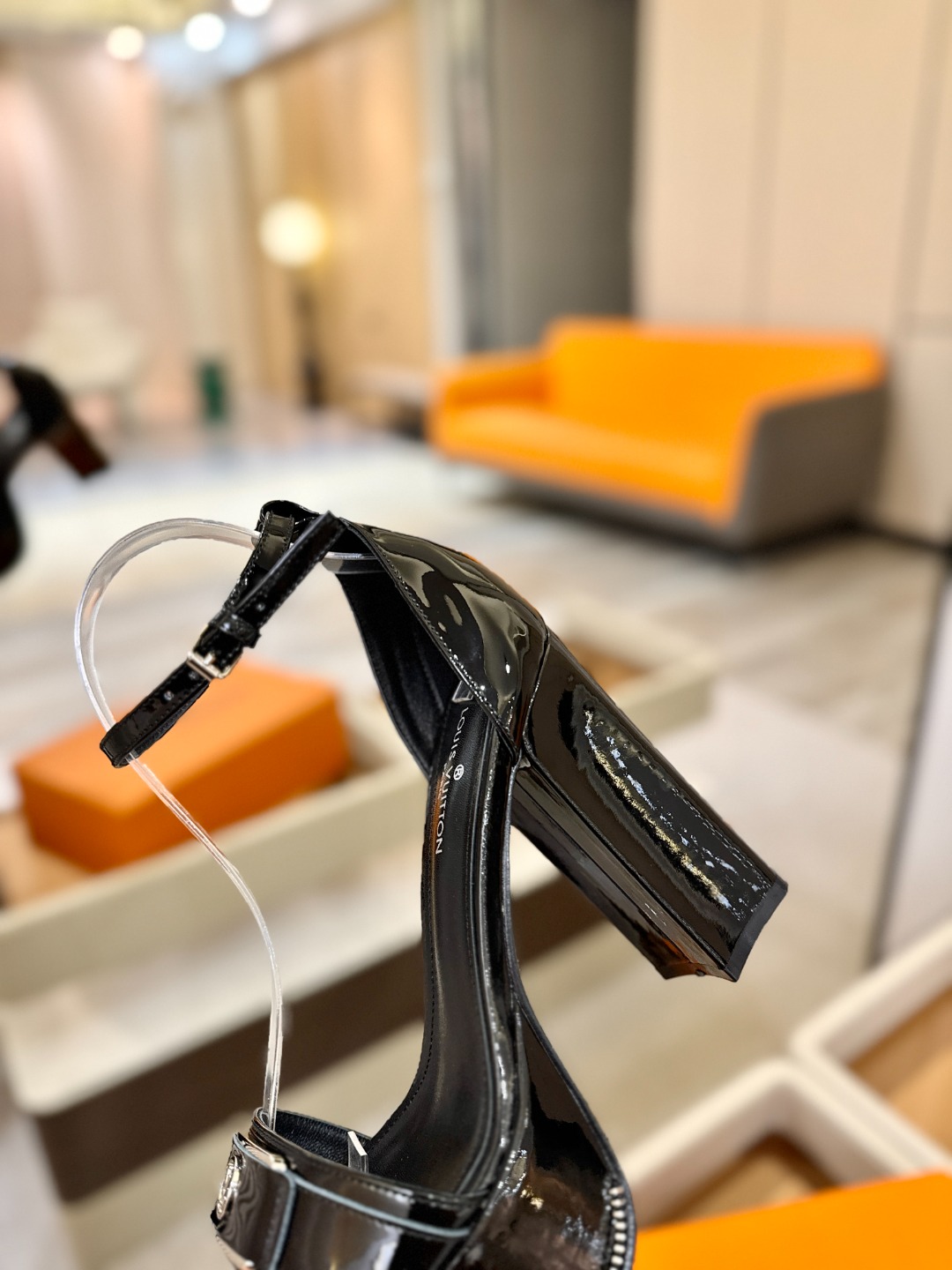 LOUIS VUITTON 💯💯💯 LV欧美风时尚凉鞋 🍋+🌿+=🥂路易威登传统硬箱的精巧标准品牌扣💖你