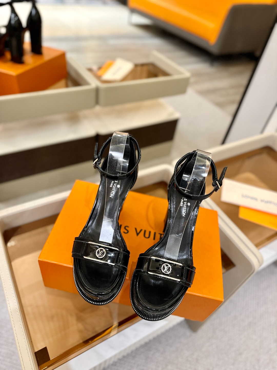 LOUIS VUITTON 💯💯💯 LV欧美风时尚凉鞋 🍋+🌿+=🥂路易威登传统硬箱的精巧标准品牌扣💖你