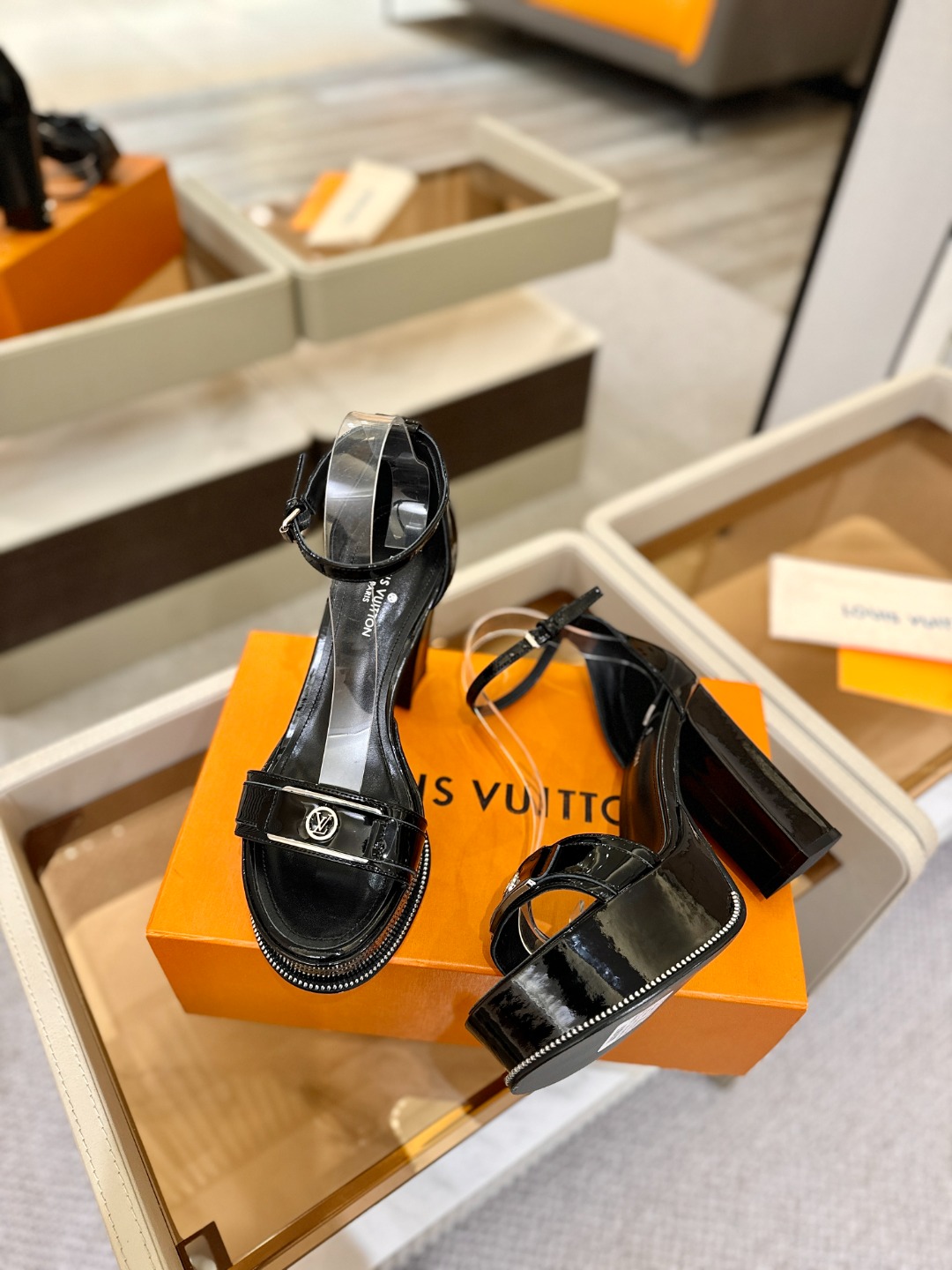 LOUIS VUITTON 💯💯💯 LV欧美风时尚凉鞋 🍋+🌿+=🥂路易威登传统硬箱的精巧标准品牌扣💖你