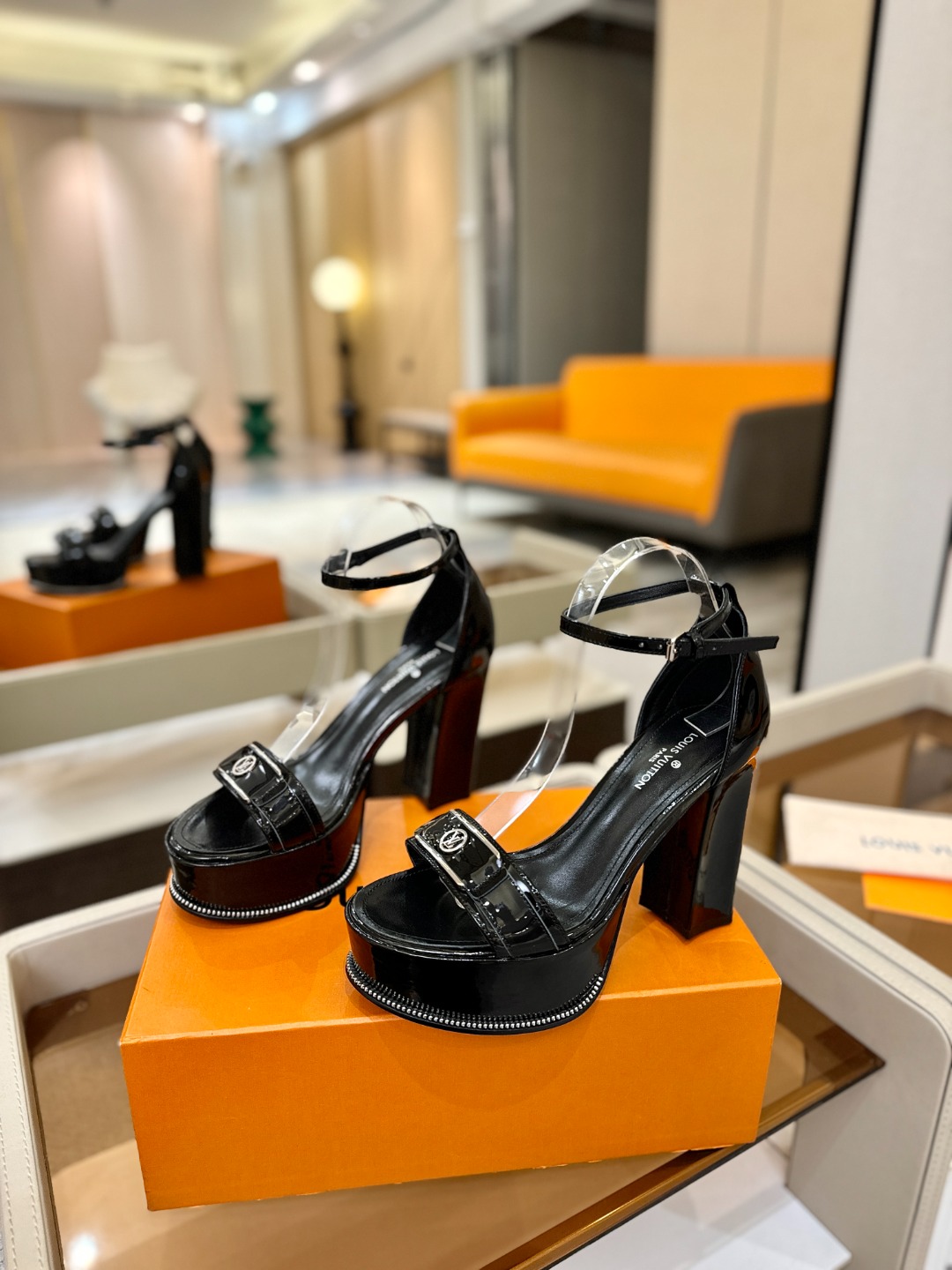 LOUIS VUITTON 💯💯💯 LV欧美风时尚凉鞋 🍋+🌿+=🥂路易威登传统硬箱的精巧标准品牌扣💖你