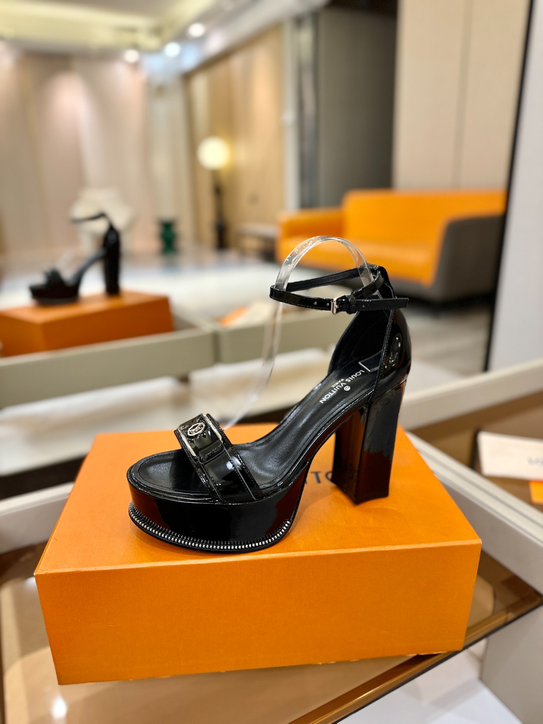 LOUIS VUITTON 💯💯💯 LV欧美风时尚凉鞋 🍋+🌿+=🥂路易威登传统硬箱的精巧标准品牌扣💖你