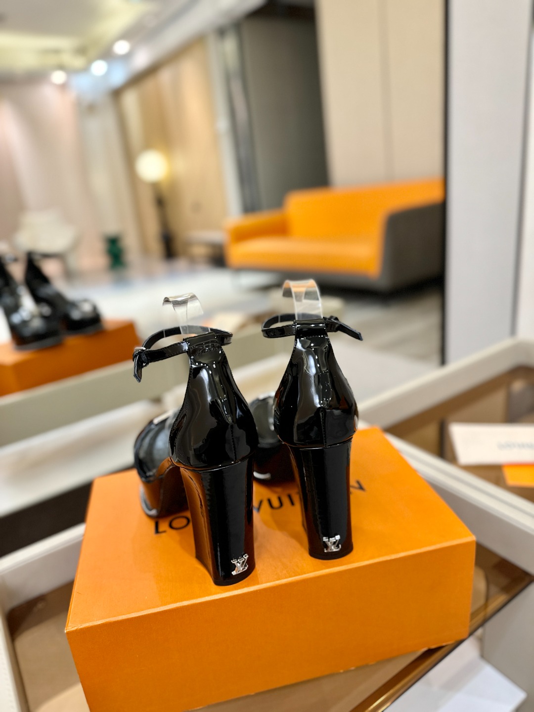 LOUIS VUITTON 💯💯💯 LV欧美风时尚凉鞋 🍋+🌿+=🥂路易威登传统硬箱的精巧标准品牌扣💖你