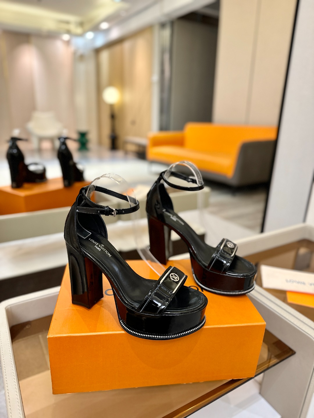 LOUIS VUITTON 💯💯💯 LV欧美风时尚凉鞋 🍋+🌿+=🥂路易威登传统硬箱的精巧标准品牌扣💖你