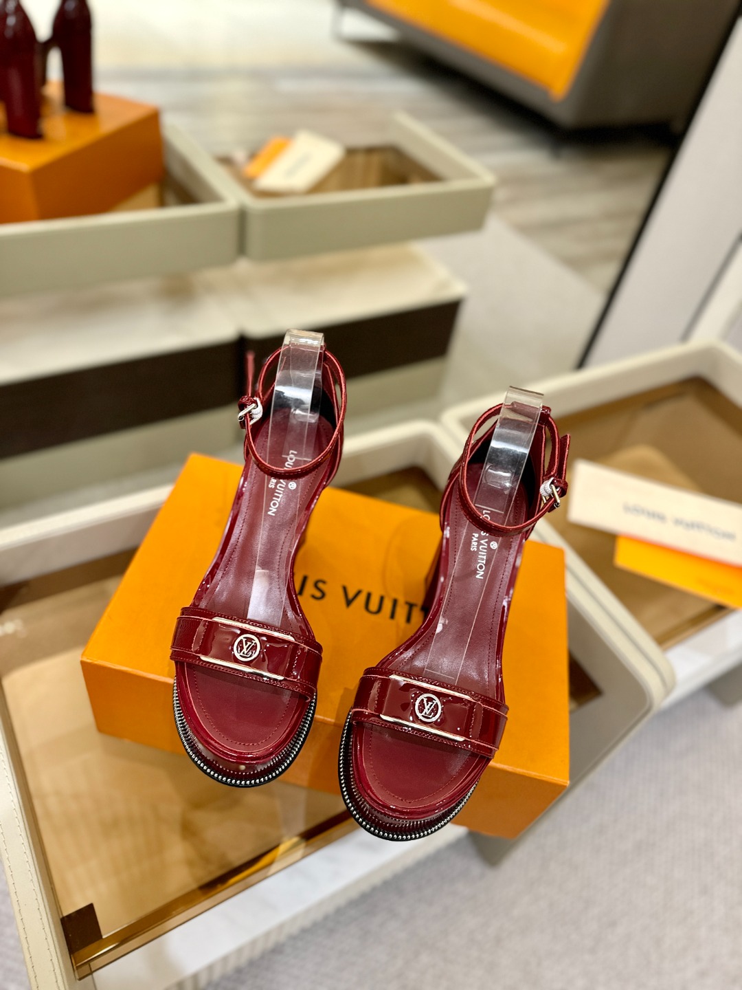 LOUIS VUITTON 💯💯💯 LV欧美风时尚凉鞋 🍋+🌿+=🥂路易威登传统硬箱的精巧标准品牌扣💖你
