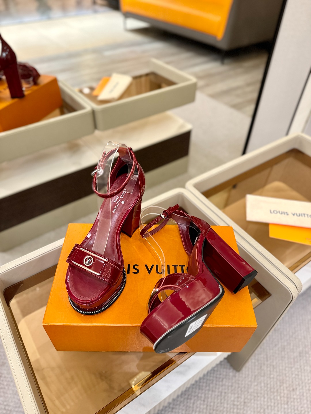 LOUIS VUITTON 💯💯💯 LV欧美风时尚凉鞋 🍋+🌿+=🥂路易威登传统硬箱的精巧标准品牌扣💖你