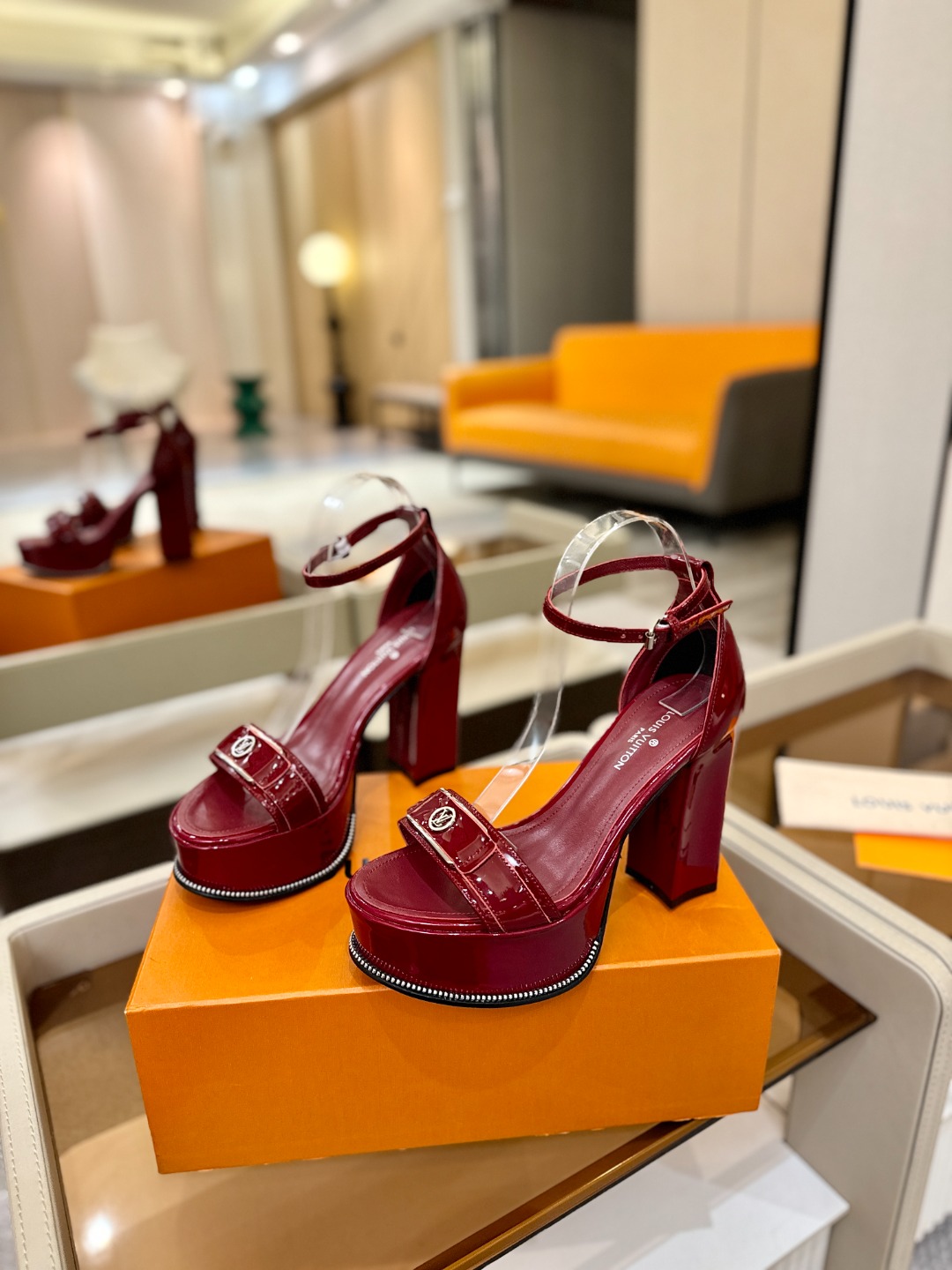 LOUIS VUITTON 💯💯💯 LV欧美风时尚凉鞋 🍋+🌿+=🥂路易威登传统硬箱的精巧标准品牌扣💖你