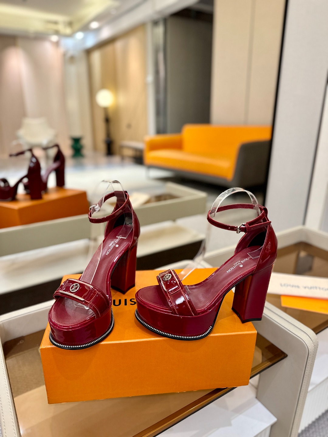 LOUIS VUITTON 💯💯💯 LV欧美风时尚凉鞋 🍋+🌿+=🥂路易威登传统硬箱的精巧标准品牌扣💖你