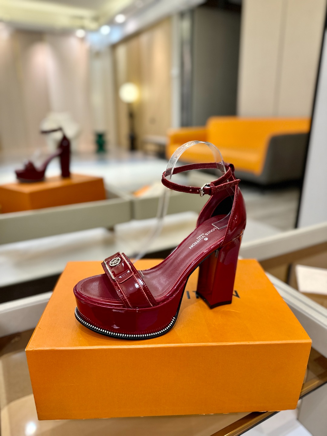 NO:759979,Price LOUIS VUITTON LV European and American style fashion sandals ++=Louis Vuitton’s exquisite standard brand of traditional hard cases, the front strap is simple and elegant. The spring and summer counters focus on the high-heeled series, new hard goods, purchasing agency level!  Full of high-end feel!  A favorite among bloggers at home and abroad, +++=retro and fashionable, and your feet are so beautiful!  The official website's main recommendation ★ ━━━━━ t ━━━━━ Upper layer of cowhide, lining, imported water-dyed sheepskin lining, outsole front water platform thickness 4CM, heel height 12cm, shoe size 35-41 (34.41.42 customized non-refundable), high-heeled sandals, louis vuitton, louis vuitton, louis  vuitton,sandals,high heels,cowhide,sheepskin19860909价格 LOUIS VUITTON  LV欧美风时尚凉鞋 ++=路易威登传统硬箱的精巧标准品牌扣你前带简约大方.春夏专柜主打高跟系列 硬货上新 代购级别！高级感十足！国内外博主刷爆的一款,+++=复古又时髦 上脚美炸了！官网主推款 ★ ━━━━━ t ━━━━━ 鞋面头层牛皮 内里 进口水染羊皮里 大底前水台厚度4CM 跟高12cm 鞋码 35-41（34.41.42定制不退换）,高跟鞋凉鞋,louis vuitton,louis vuitton,louis vuitton,sandals,high heels,cowhide,sheepskin,Women's Shoes